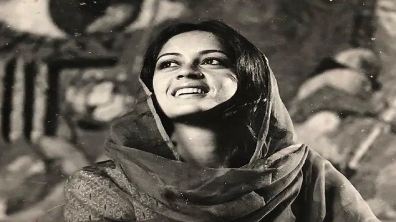 সাঁতার প্রতিযোগিতার সেরা নাফিসা সিনেমায় নায়িকাও, নায়কের তালিকায় ছিলেন অমিতাভ ও শশী কাপুররা...